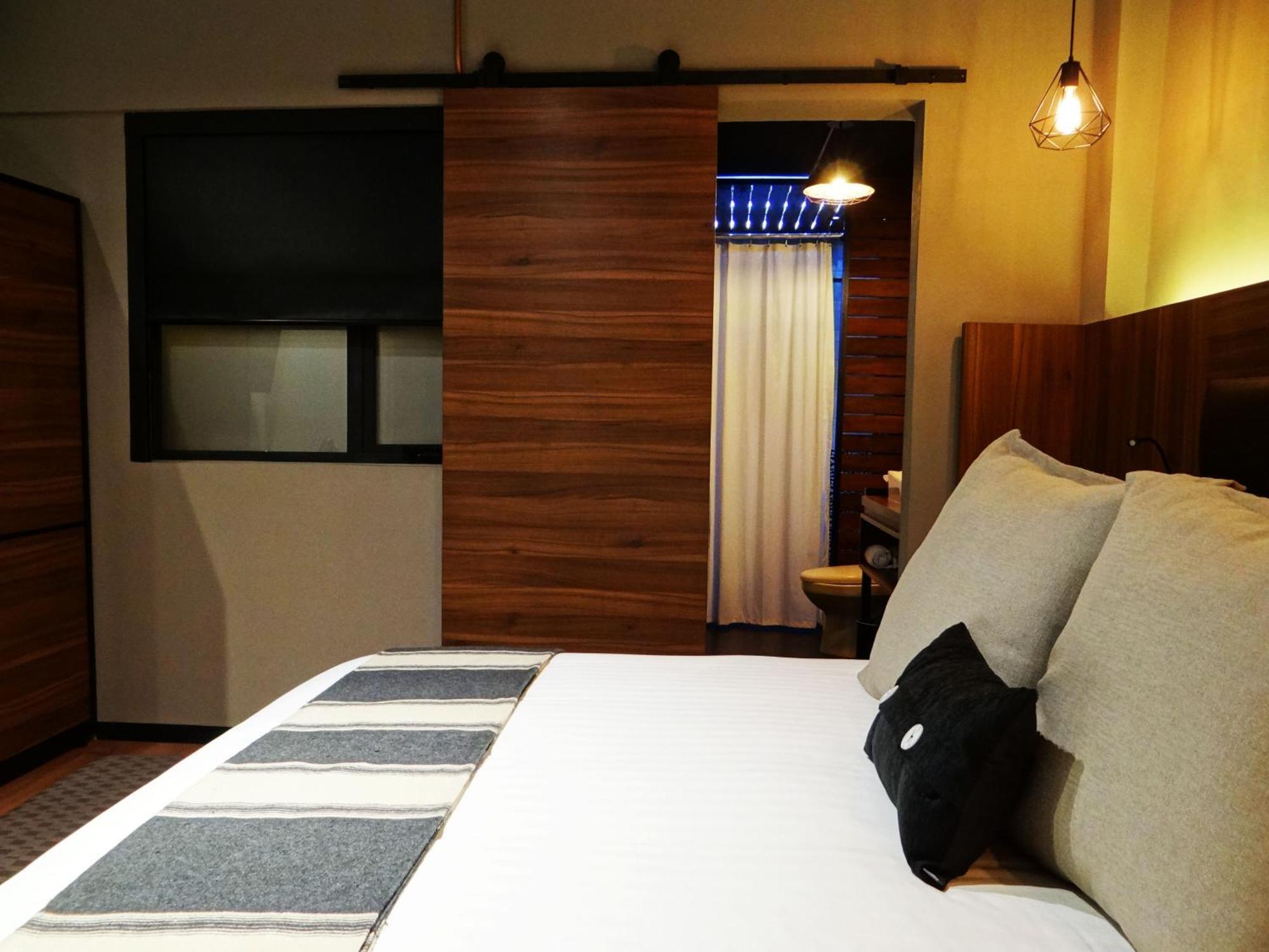 Deluxe King Suite